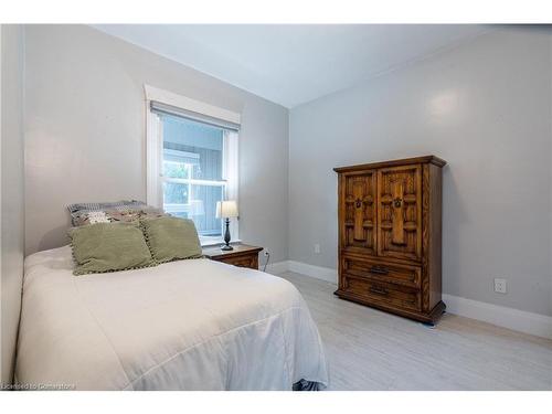 181 East 5Th Street, Hamilton, ON - Indoor Photo Showing Bedroom