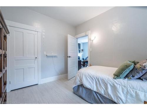 181 East 5Th Street, Hamilton, ON - Indoor Photo Showing Bedroom