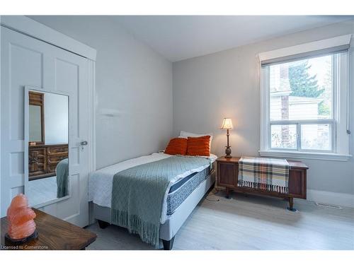 181 East 5Th Street, Hamilton, ON - Indoor Photo Showing Bedroom