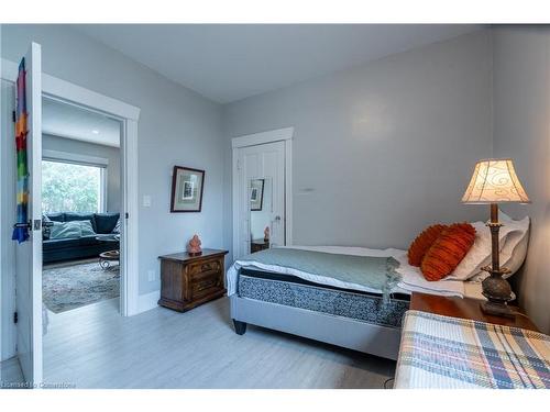 181 East 5Th Street, Hamilton, ON - Indoor Photo Showing Bedroom