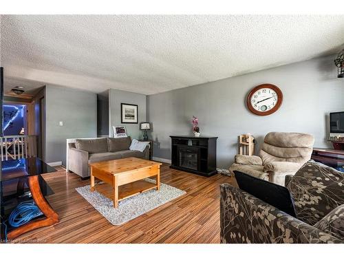 13 Keefer Road, Thorold, ON - Indoor Photo Showing Living Room