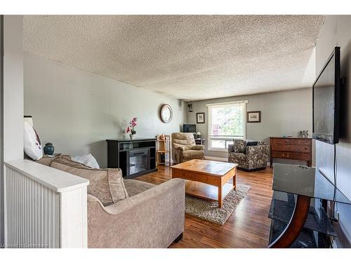 13 Keefer Road, Thorold, ON - Indoor Photo Showing Living Room