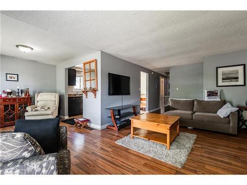 13 Keefer Road, Thorold, ON - Indoor Photo Showing Living Room