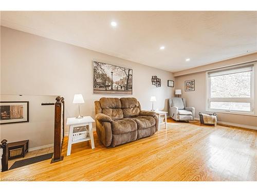 81 Skyline Drive, Dundas, ON - Indoor Photo Showing Living Room