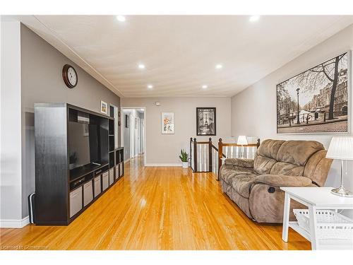 81 Skyline Drive, Dundas, ON - Indoor Photo Showing Living Room