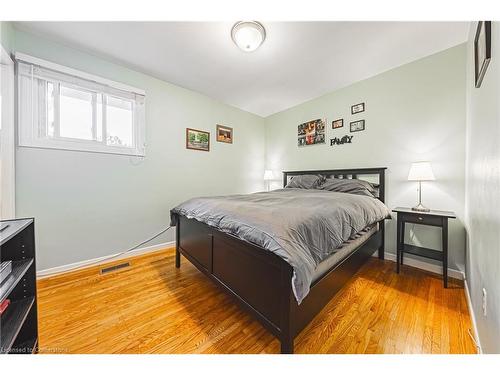 81 Skyline Drive, Dundas, ON - Indoor Photo Showing Bedroom