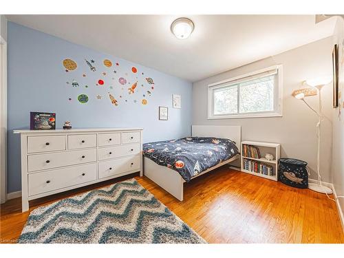 81 Skyline Drive, Dundas, ON - Indoor Photo Showing Bedroom