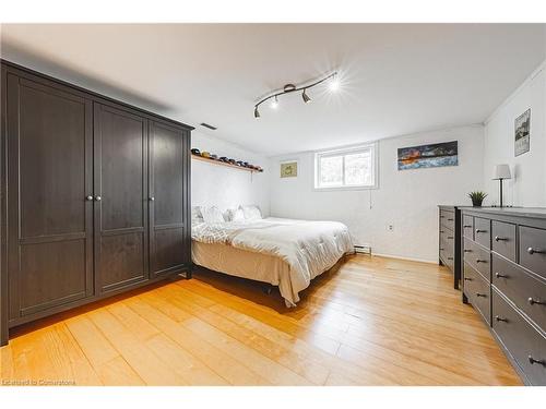 81 Skyline Drive, Dundas, ON - Indoor Photo Showing Bedroom