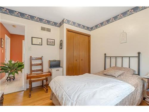 337 Mcneilly Road, Stoney Creek, ON - Indoor Photo Showing Bedroom