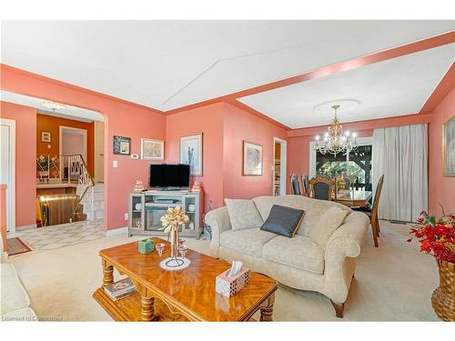 337 Mcneilly Road, Stoney Creek, ON - Indoor Photo Showing Living Room