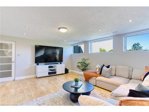 10 Reservoir Road, Stoney Creek, ON - Indoor Photo Showing Living Room