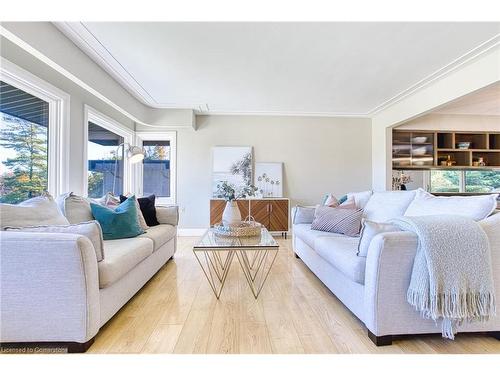 10 Reservoir Road, Stoney Creek, ON - Indoor Photo Showing Living Room