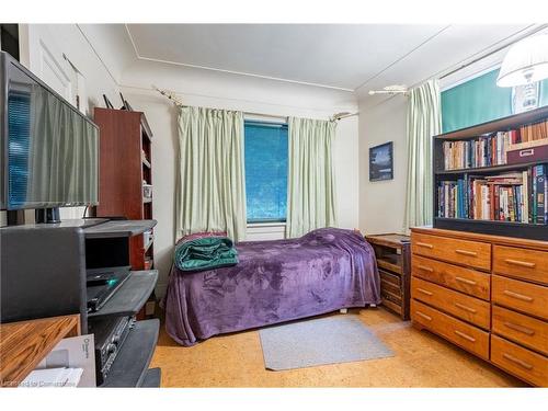 19 Pottruff Road S, Hamilton, ON - Indoor Photo Showing Bedroom