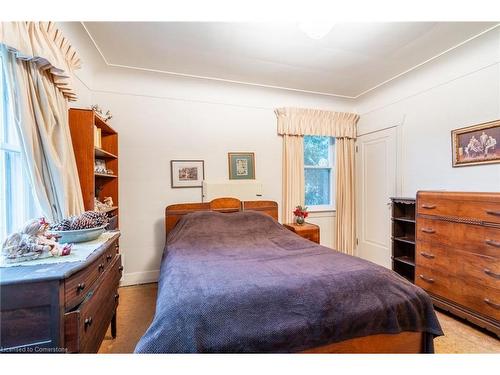 19 Pottruff Road S, Hamilton, ON - Indoor Photo Showing Bedroom