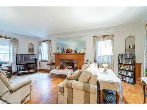 19 Pottruff Road S, Hamilton, ON - Indoor Photo Showing Living Room