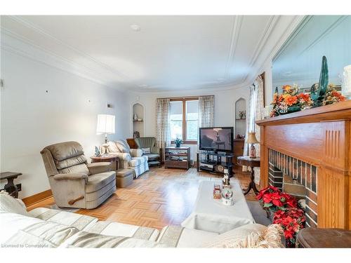 19 Pottruff Road S, Hamilton, ON - Indoor Photo Showing Living Room