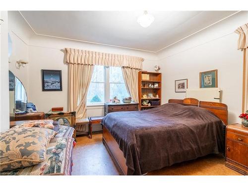 19 Pottruff Road S, Hamilton, ON - Indoor Photo Showing Bedroom