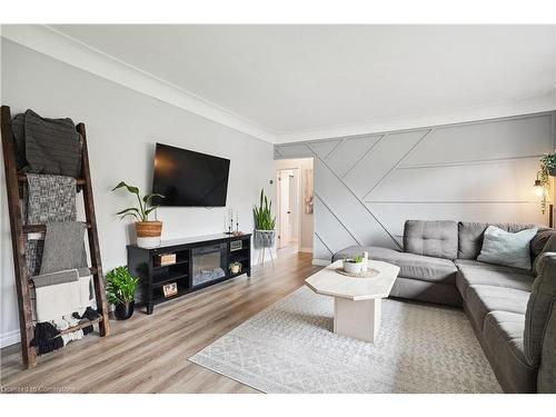 Upper-13 Beaucourt Place, Hamilton, ON - Indoor Photo Showing Living Room