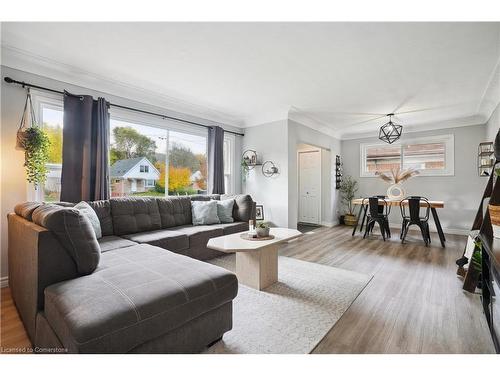 Upper-13 Beaucourt Place, Hamilton, ON - Indoor Photo Showing Living Room