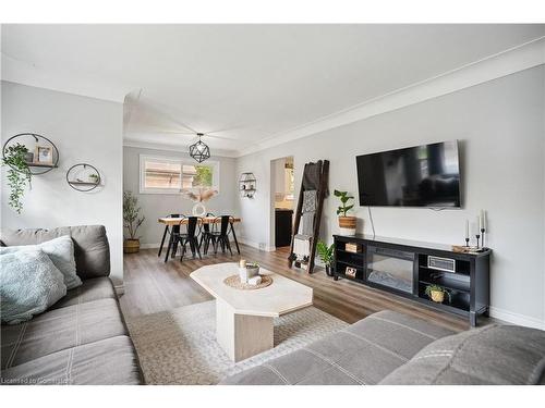 Upper-13 Beaucourt Place, Hamilton, ON - Indoor Photo Showing Living Room