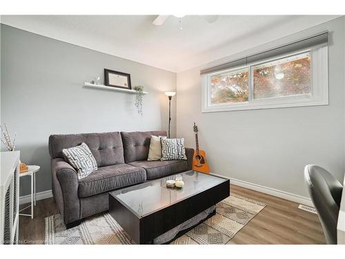 Upper-13 Beaucourt Place, Hamilton, ON - Indoor Photo Showing Living Room