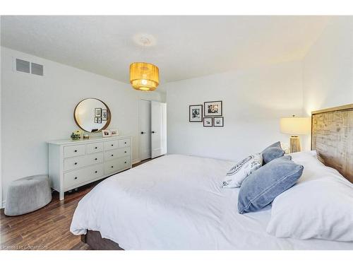 1-39 Panabaker Drive, Ancaster, ON - Indoor Photo Showing Bedroom