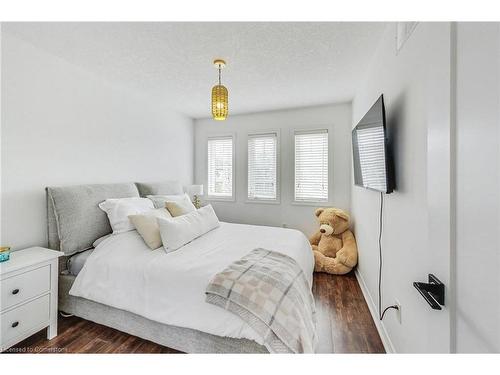 1-39 Panabaker Drive, Ancaster, ON - Indoor Photo Showing Bedroom