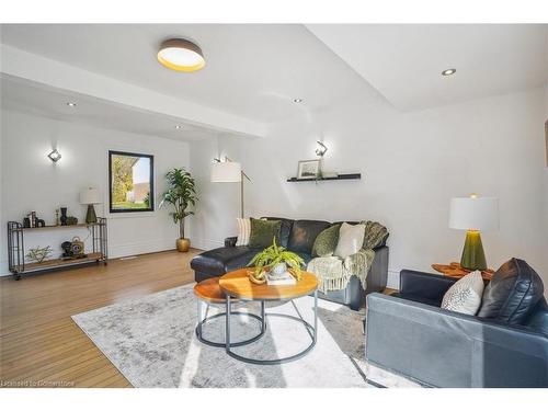 29 Bond Street S, Dundas, ON - Indoor Photo Showing Living Room