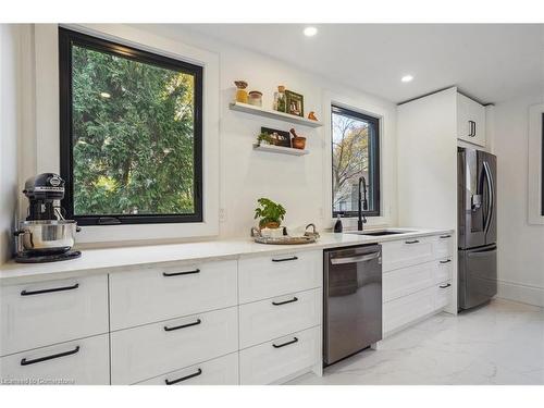 29 Bond Street S, Dundas, ON - Indoor Photo Showing Kitchen