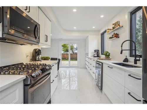 29 Bond Street S, Dundas, ON - Indoor Photo Showing Kitchen With Double Sink With Upgraded Kitchen