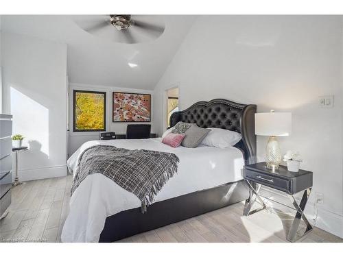 29 Bond Street S, Dundas, ON - Indoor Photo Showing Bedroom