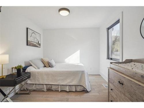 29 Bond Street S, Dundas, ON - Indoor Photo Showing Bedroom