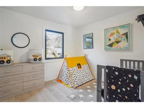 29 Bond Street S, Dundas, ON - Indoor Photo Showing Bedroom