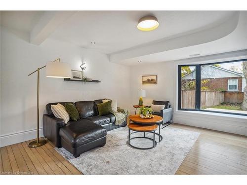 29 Bond Street S, Dundas, ON - Indoor Photo Showing Living Room