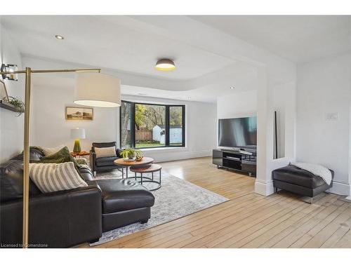 29 Bond Street S, Dundas, ON - Indoor Photo Showing Living Room