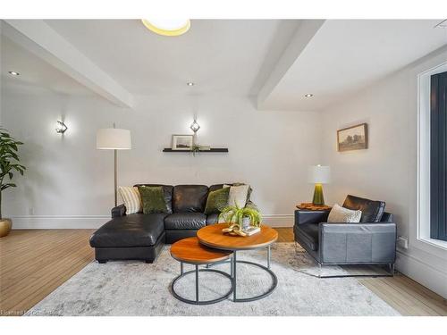 29 Bond Street S, Dundas, ON - Indoor Photo Showing Living Room