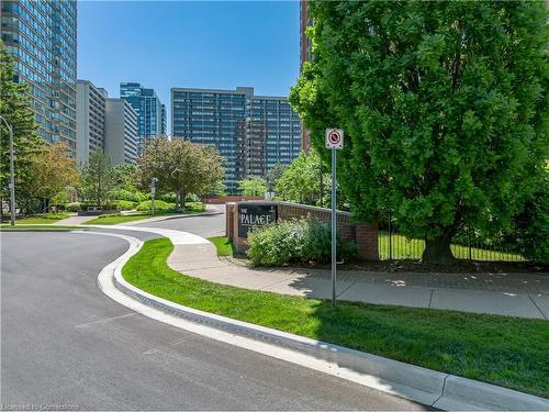 1702-1270 Maple Crossing Boulevard, Burlington, ON - Outdoor