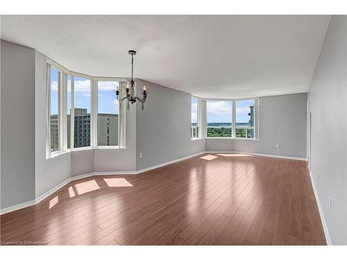 1702-1270 Maple Crossing Boulevard, Burlington, ON - Indoor Photo Showing Other Room