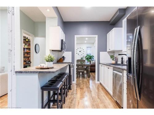 18 Moore Crescent, Ancaster, ON - Indoor Photo Showing Kitchen With Upgraded Kitchen