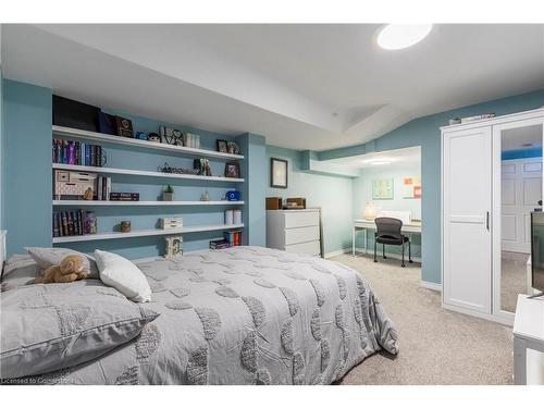 18 Moore Crescent, Ancaster, ON - Indoor Photo Showing Bedroom