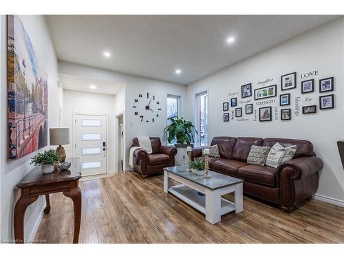 18 Moore Crescent, Ancaster, ON - Indoor Photo Showing Living Room