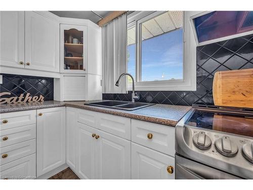 14 Par Place, Hamilton, ON - Indoor Photo Showing Kitchen With Double Sink