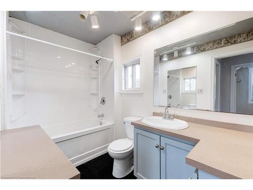 232 East 8Th Street, Hamilton, ON - Indoor Photo Showing Bathroom