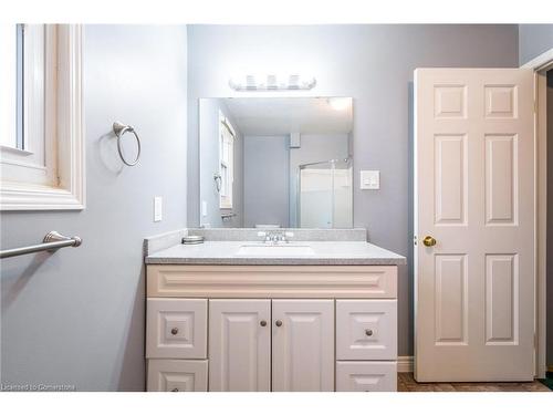 23 Lancer Court, Hamilton, ON - Indoor Photo Showing Bathroom