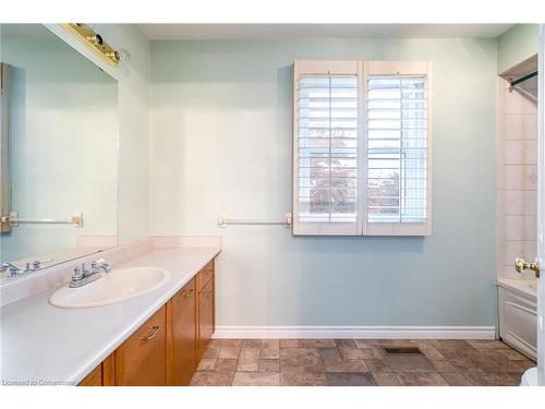 23 Lancer Court, Hamilton, ON - Indoor Photo Showing Bathroom