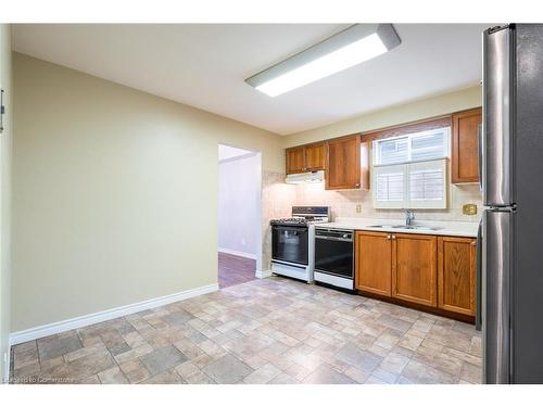 23 Lancer Court, Hamilton, ON - Indoor Photo Showing Kitchen