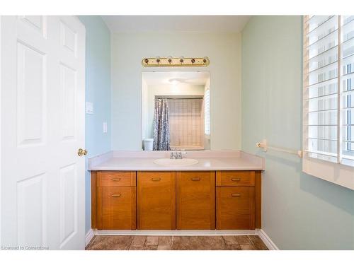 23 Lancer Court, Hamilton, ON - Indoor Photo Showing Bathroom