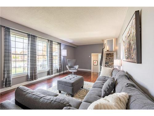 7 Shorwell Place, Brantford, ON - Indoor Photo Showing Living Room