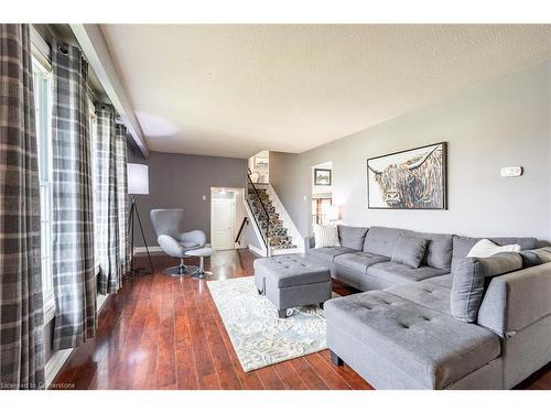 7 Shorwell Place, Brantford, ON - Indoor Photo Showing Living Room