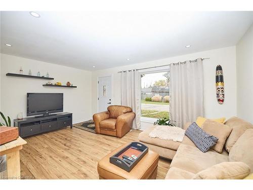 6-112 Morgan Avenue, Smithville, ON - Indoor Photo Showing Living Room